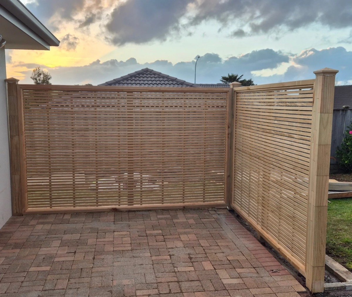 Horizontal slat privacy screens